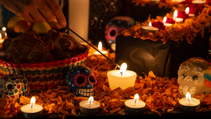 ¿Cuándo se prenden las velas del altar de muertos?
