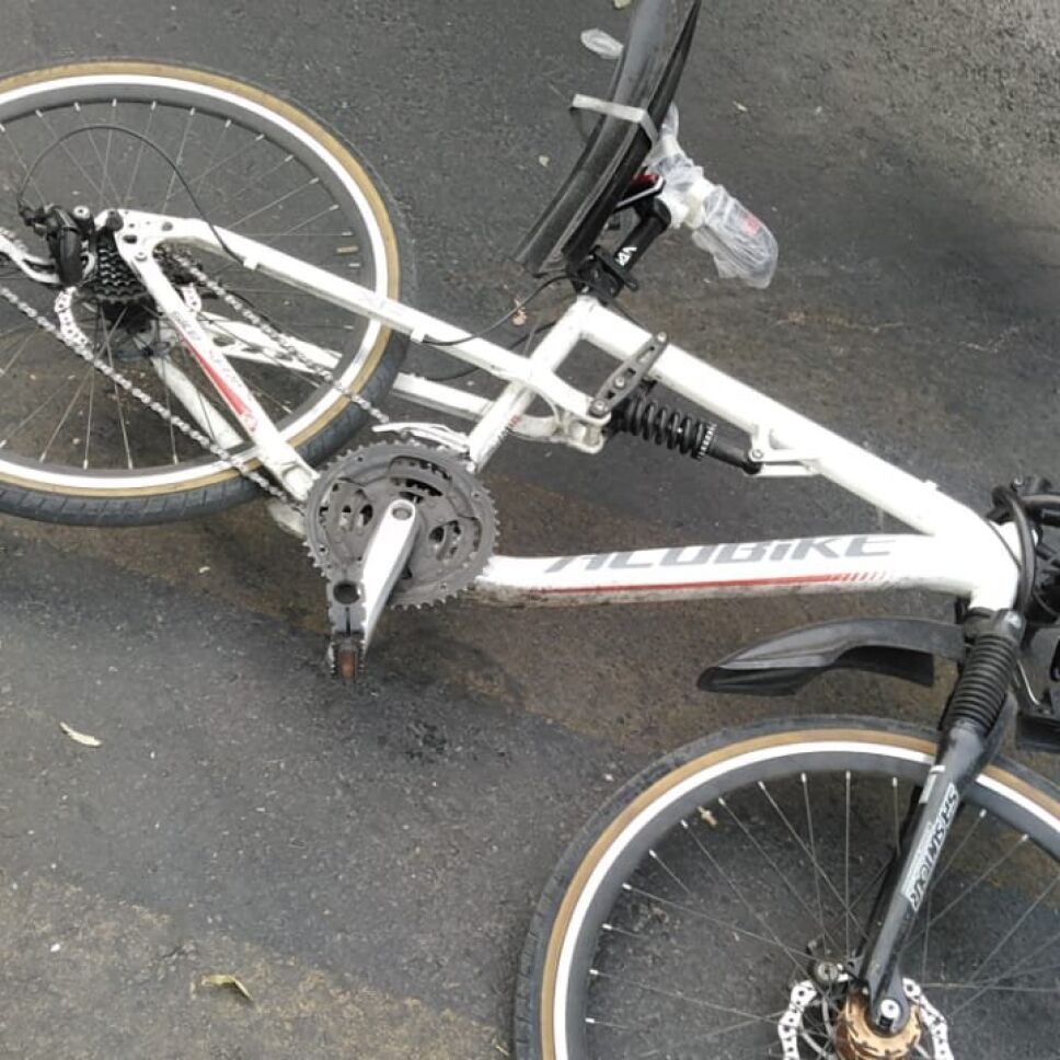 La bicicleta de un hombre que murió al ser atropellado por un tráiler de la SSC luego de ser empujado al flujo de La Viga por el conductor de un taxi