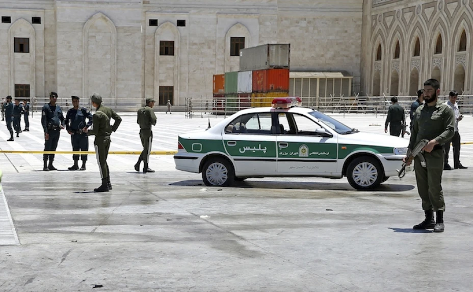 Policias eb mausoleo del imán Ruholá Jomein