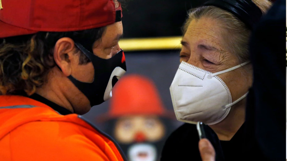 Ricardo González Jr. consuela a su madre Aidé Guajardo.jpg