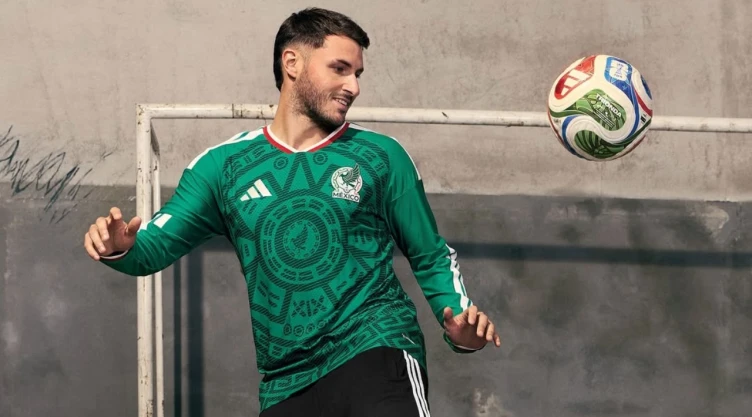 Santi Giménez con la nueva playera de México