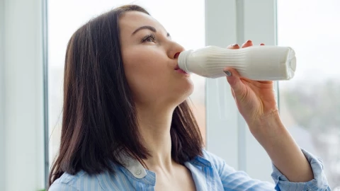 Conoce los beneficios de beber un yogur todos los días, según la ciencia
