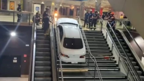 Roba vehículo y se atora en escaleras