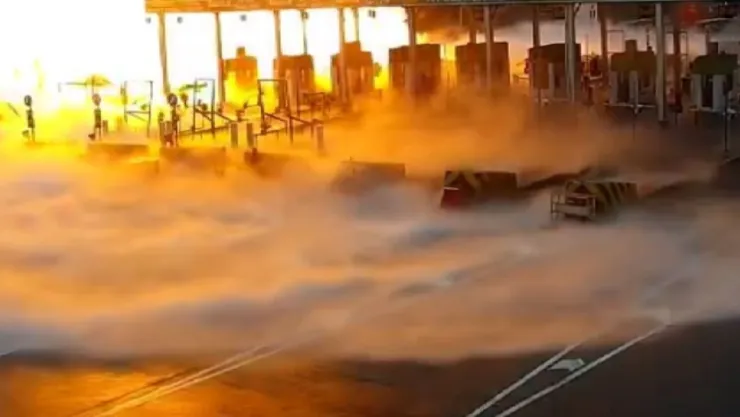 VIDEO Caos en el Bulevar Hermanos Serdán hoy; tráiler nodriza quedó atorada en ciclopista - 2026-08-23T120220.647.jpg