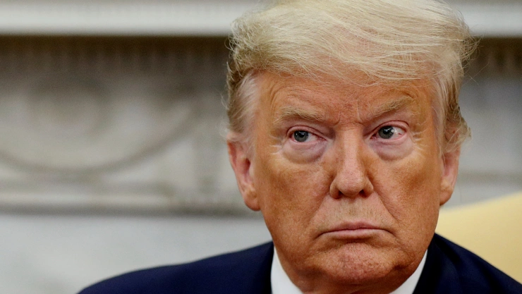 FOTO DE ARCHIVO: El presidente de Estados Unidos, Donald Trump, escucha preguntas mientras se reúne con su par de Ecuador, Lenín Moreno, en el Salób Oval de la Casa Blanca.