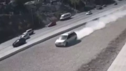 VIDEO: Auto se quedó sin frenos y se detuvo con rampa de frenado en Tijuana