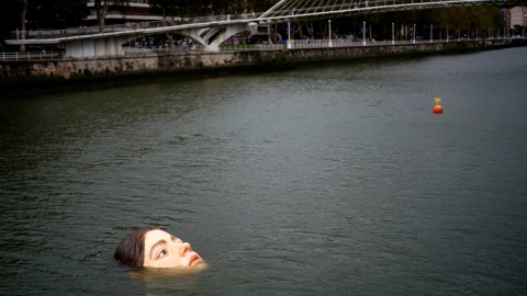 estatua-nina-ahogandose-bilbao