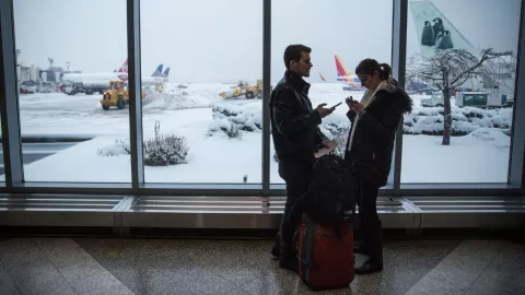 ¿Viajas a EUA? Por tormenta invernal cancelan más de 2 mil vuelos