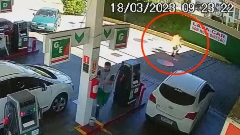 FUERTE VIDEO Despachador de gasolina le prende fuego a un cliente