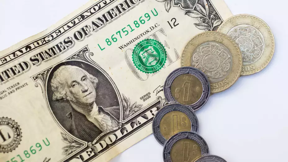 Billete de dólar y pesos mexicanos