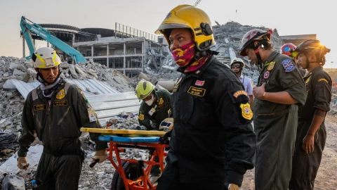 Los rescatistas trabajan sin respiro en búsqueda de víctimas del terremoto en Myanmar