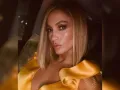 JLo con vestido amarillo..jpg