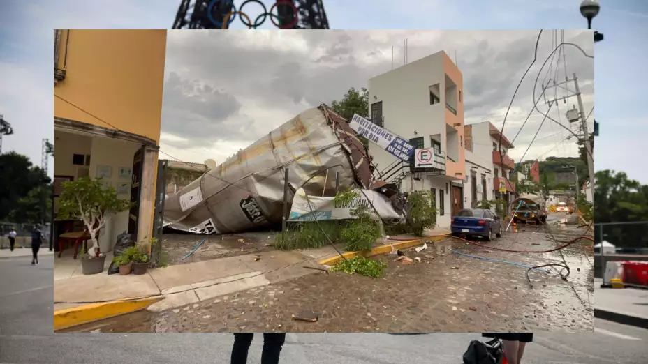 Escena tras la explosión en una destilería en Jalisco.