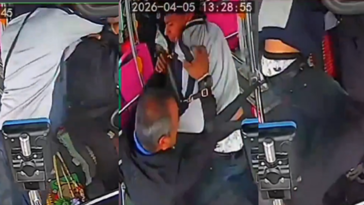 3 capturas de pantalla del momento en el que un pasajero agrede al chofer de la ruta 228 en Guadalupe, Nuevo León. En la primera se ve cómo se le va encima; en la segunda cómo el chofer intenta defenderse y en la tercera cómo el pasajero intenta pasar al asiento del chofer para golpearlo.