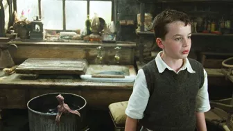 Escena de la película ‘Mi Mascota es un Monstruo’ (The Water Horse: Legend Of The Deep) con Alex Etel como Angus MacMorrow por Azteca 7.