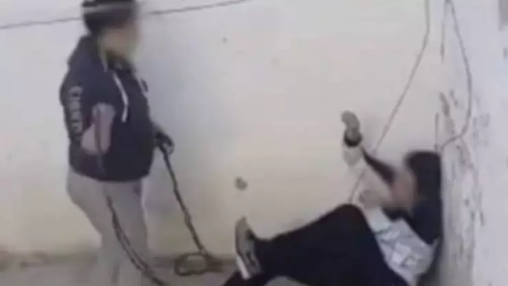 Madre golpea a hijo infiel.
