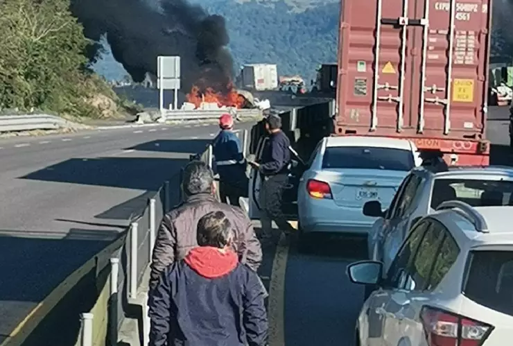 Incendio de Pipa en autopista Perote-Xalapa