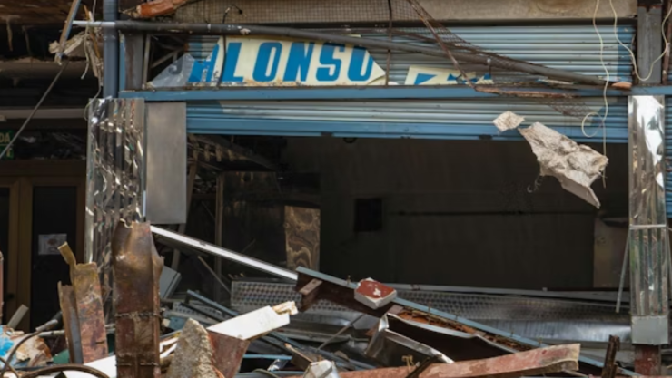Joven pierde la vida al ser aplastado por un letrero arrancado por fuertes vientos