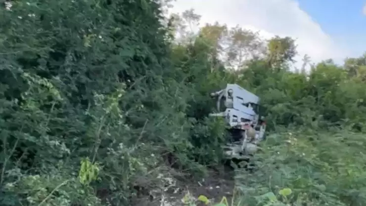 Accidente_ Camión de concreto se sale de la carretera y genera tráfico en tramo Tulum-Playa del Carmen.jpg
