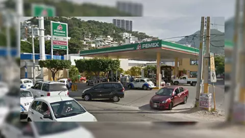Gasolinera en farallón