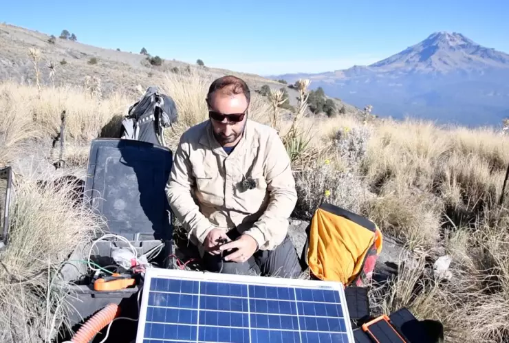 Experto evaluando valores del Volcán Popocatépetl.