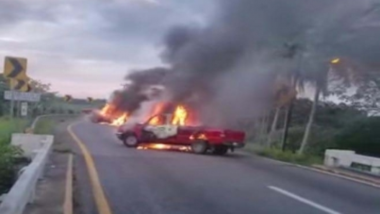 Queman vehículos en accesos y salidas de carretera Villahermosa Teapa