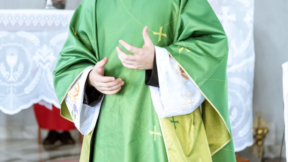Sacerdote le quita la vida a un hombre con un hacha y le prende fuego 
