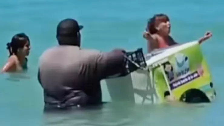 VIDEO: ¡Ni las olas lo detienen! Paletero se vuelve viral por vender dentro del mar en Campeche