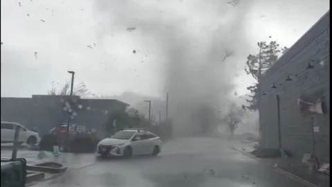 El paso de un tornado en California