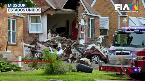 VIDEO Carro sale volando y se estrella con una casa en Missouri