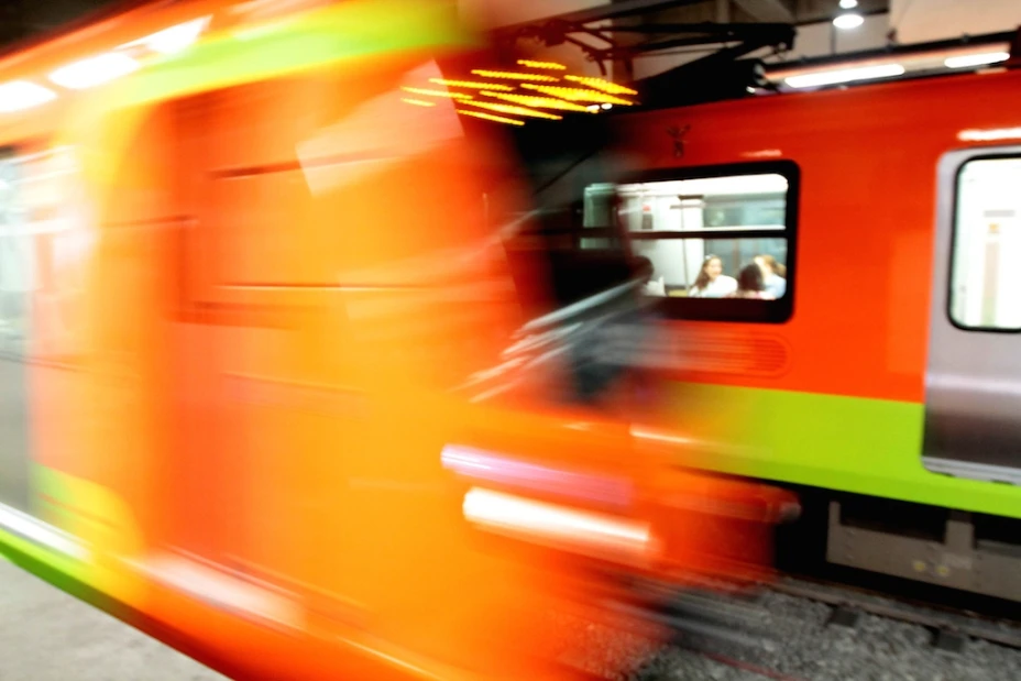 Rescatan con vida a mujer que se aventó a vías del metro