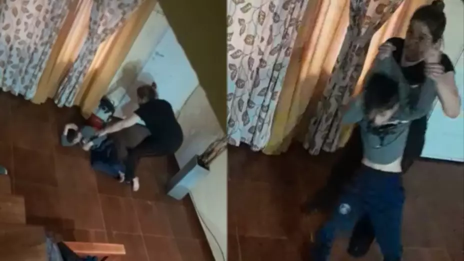 Madre golpea a su hijo y lo tira de las escaleras.jpg