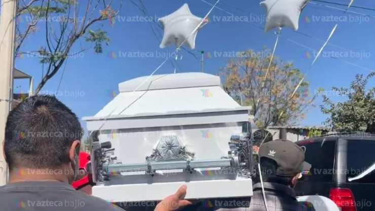 Entre lágrimas y flores Así fue el último adiós a Carmelita, una de las víctimas del ataque armado en Salamanca VIDEO.jpg