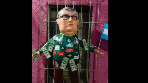 Hacen piñata del Tata Martino