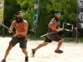 Edwin y Lobo, deberán cachar pelotas que serán lanzadas por un miembro de su tribu a través de una resortera.