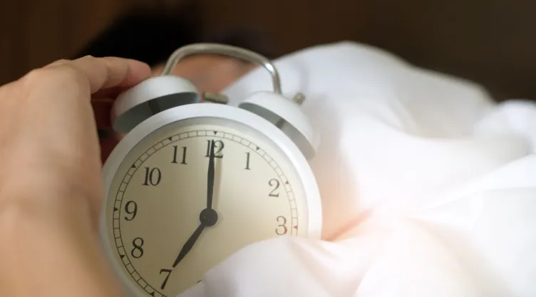 Esto dice la psicología de las personas que constantemente posponen su alarma