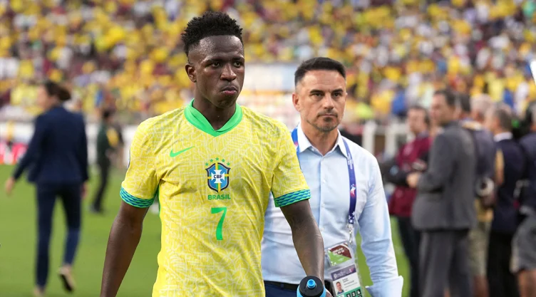 Vinícius con la camiseta de Brasil