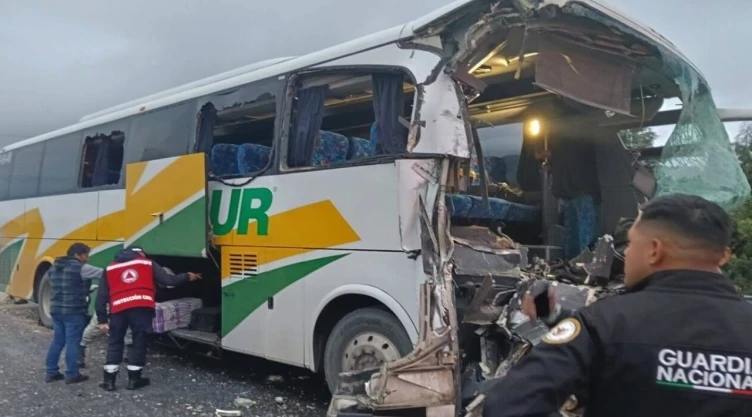 16 heridos por choque de autobús en la México-Cuautla, a la altura de Tepetlixpa. En las imágenes se observan los destrozos que provocó el aparatoso accidente sobre la carretetera en el Estado de México.