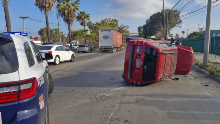 Choque por alcance provoca volcadura en Valle Dorado, Ensenada, hoy 15 de mayo de 2025