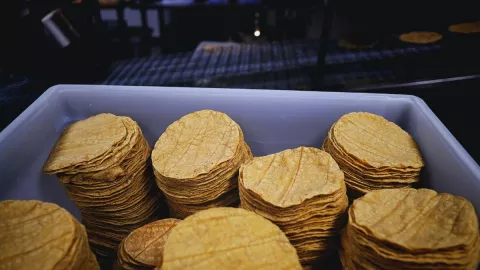 Compran tortillas viejitas para ahorrar algo de dinero ante alza de precios en la canasta básica en 2022.