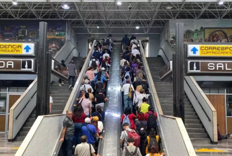 usuarios del Metro CDMX utilizando las escaleras el&eacute;ctricas