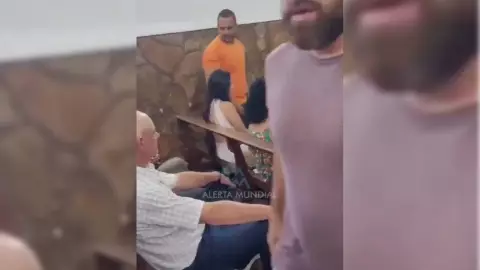 VIDEO_ Descubre infidelidad de su esposo en la Iglesia, estaba con OTRA escuchando misa
