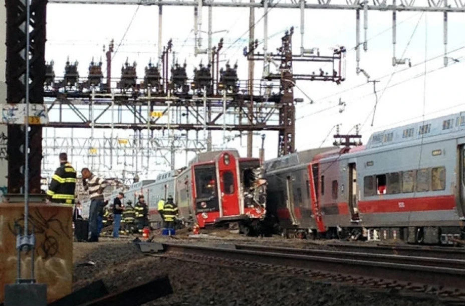 El accidente involucró a un tren con destino a Nueva York, que salía de New Haven, el cual se descarriló y golpeó a otro que se dirigía al poniente, cerca de Fairfield
