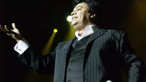 Mejor conocido como Juan Gabriel, fue un cantautor, actor, compositor, músico, productor discográfico y filántropo mexicano.