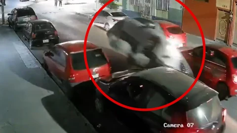 Conductora circula en sentido contrario, choca y huye.