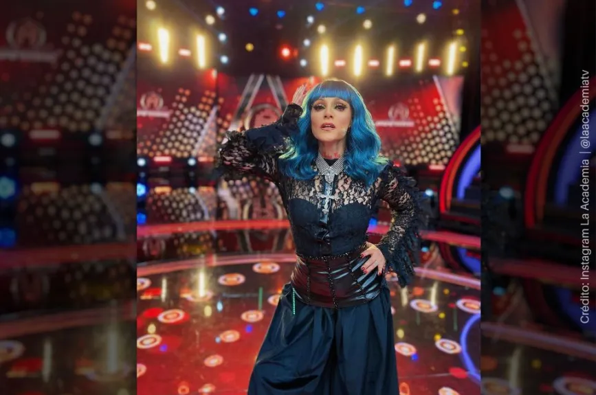 Lola Cortes peluca azul.jpg