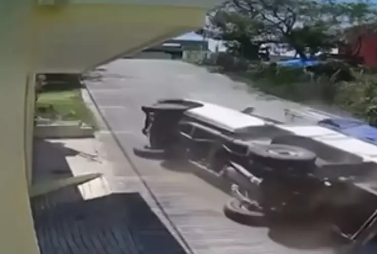 Video_ Camión sufre volcadura con estudiantes adentro; hay 15 lesionados