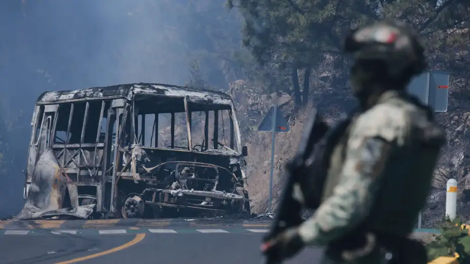 Un soldado frente a un vehículo calcinado en Cointzio, Michoacán.