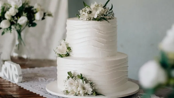 49 ideas de pastel de bodas que puedes tomar como inspiración: desde sencillos hasta muy elaborados.