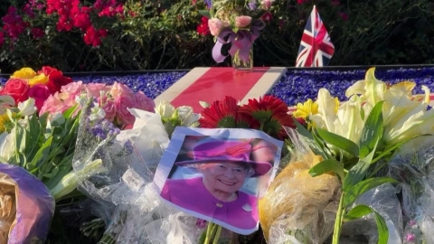 Flores y cartas para la reina Isabel II en la embajada británica en EU.